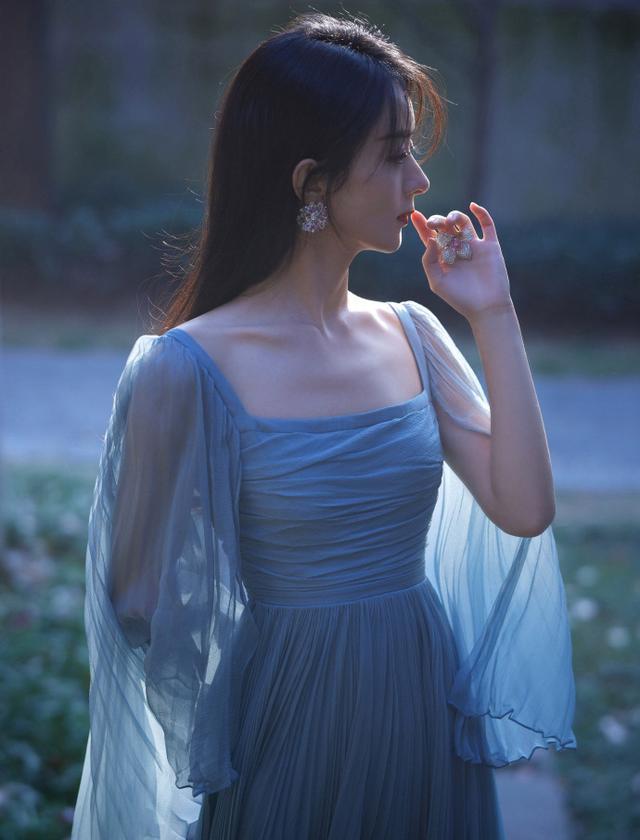 趙麗穎生娃後氣質更高級，藍色禮裙仙氣優雅，美成“花千骨”模樣-圖8