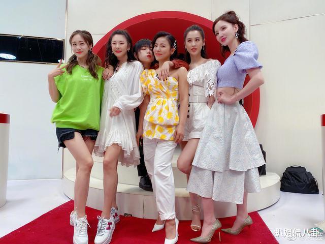 『伊能静』当伊能静委屈痛哭时，张雨绮黄圣依满脸不耐烦，宁静直言哭不出来