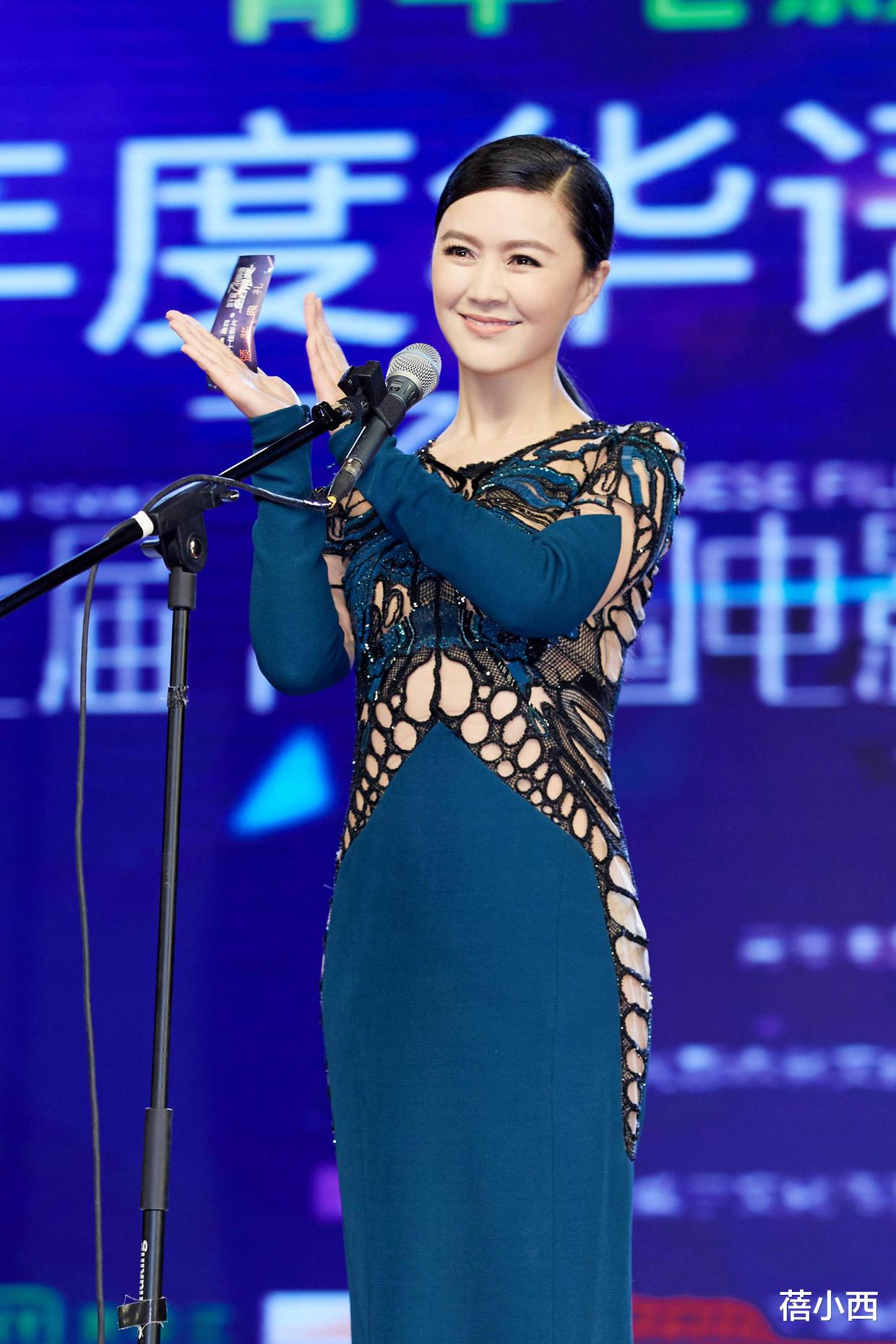 田海蓉|田海蓉有“料”又敢穿，镂空连衣裙扎低马尾亮相，转身侧边好惊艳