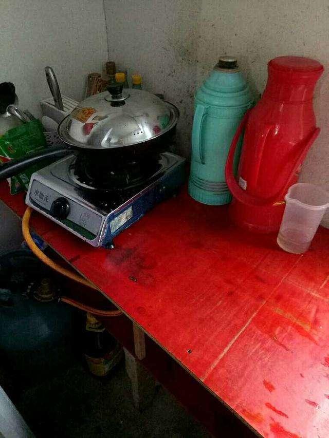 |晒晒我租的婚房，厨房巴掌大，厕所很吓人，3米的大床你见过吗