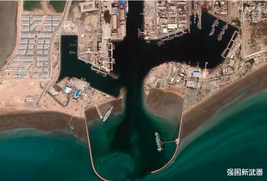 伊朗|伊朗军港传来噩耗，遭中国设计的导弹打击后，“美军航母”意外沉没！