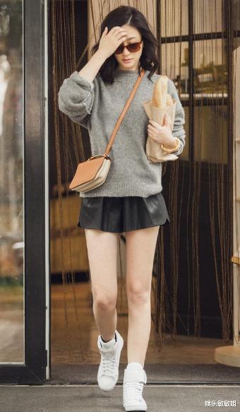 「连衣裙」李小冉久违亮相，身穿拼接连衣裙瘦到撑不起来，剪短发格外减龄