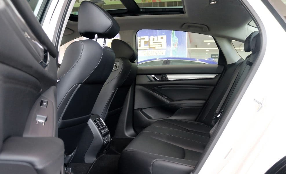 「丰田凯美瑞」手握24万，开完本田雅阁，再换上丰田凯美瑞，车主：差距一目了然