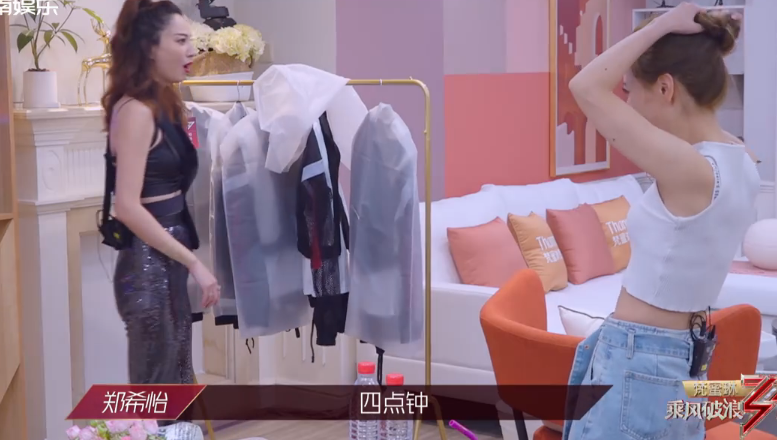 姐姐：姐姐减肥好拼：钟丽缇只吃酱，阿朵吃两只虾，郑希怡宁静不吃夜宵