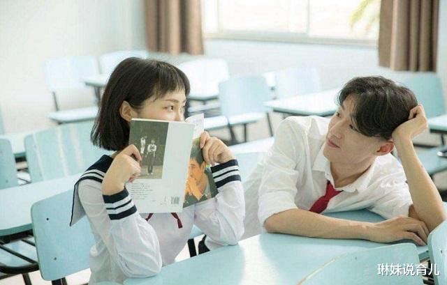 『早恋』学霸给同桌传“小纸条”，学渣表示看不懂，老师：被打动了