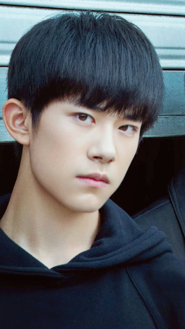 tfboys同时更博,易烊千玺人气最高,他会是下个全民偶像吗?