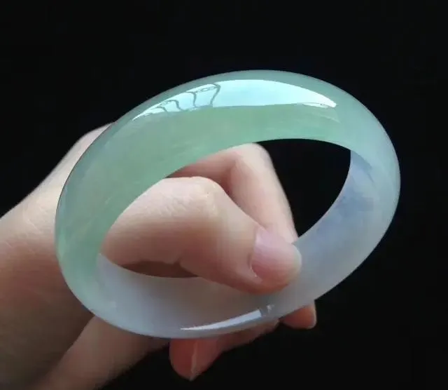 翡翠手镯|圆条还是扁条？你的手到底适合哪种类型的翡翠手镯？