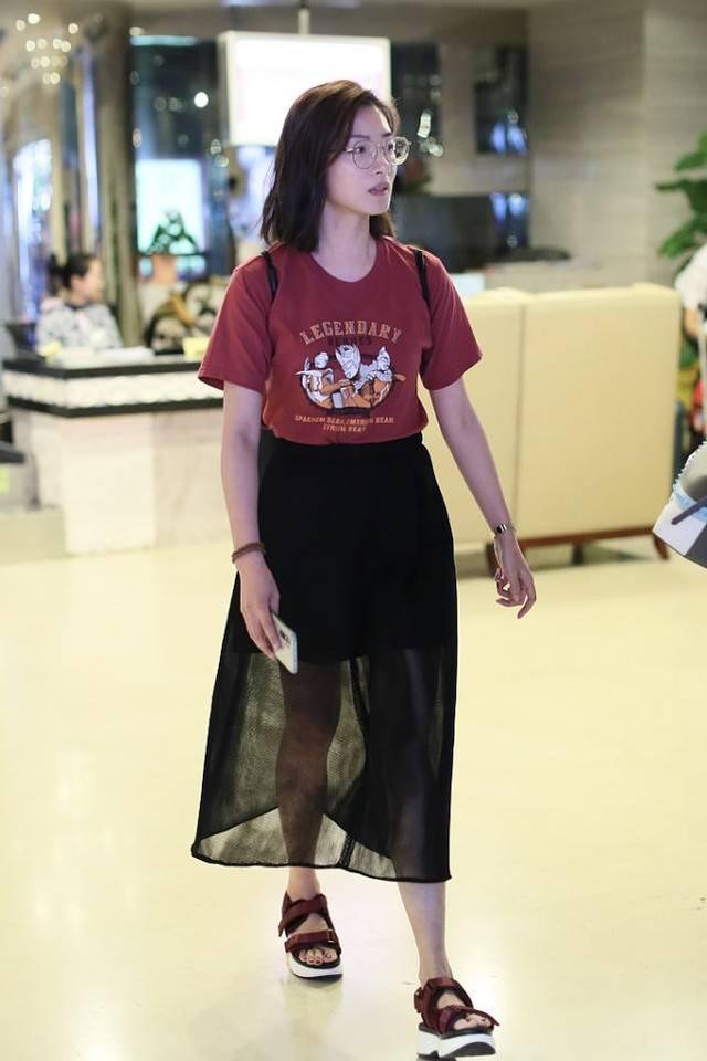 万茜|万茜素颜真是文艺代表,私下穿得像个小姑娘,真让人猜不出年纪
