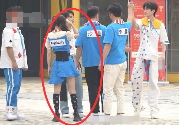 「奔跑吧兄弟」baby录跑男是有多着急?裙子没提好,一边长另一边短