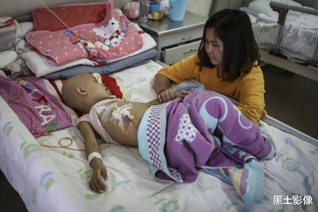黑土影像|山西一单亲妈妈带女儿求医4年，曾无奈流落街头，孩子爸：活该！
