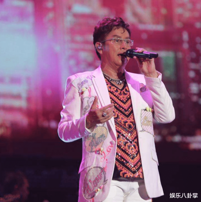 谭咏麟|他与妻子相约丁克,却和情人生子留数亿财产,今原配含泪出家向佛