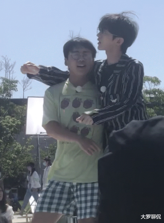 「最强大脑」张翰蔡徐坤在《跑男》同框，1cm身高差亮了：没人谎报我真不信