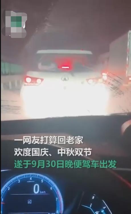 |堵哭了!高速堵车一夜原地不动,邻车放弃挣扎,掏出鱼竿钓鱼