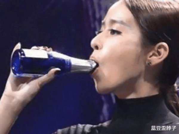#杨幂#女星涂口红怎么喝水？丽颖用吸管，范冰冰用舌头，看到杨幂：爱了