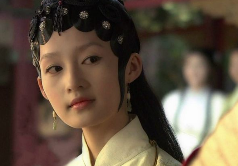 李沁|李沁有多撩？看她蹲在沙滩上的样子，网友：这小脚丫是认真的？