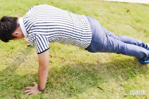 「俯卧撑」男性坚持做俯卧撑,身体能得到什么?每次做多少个比较合理?