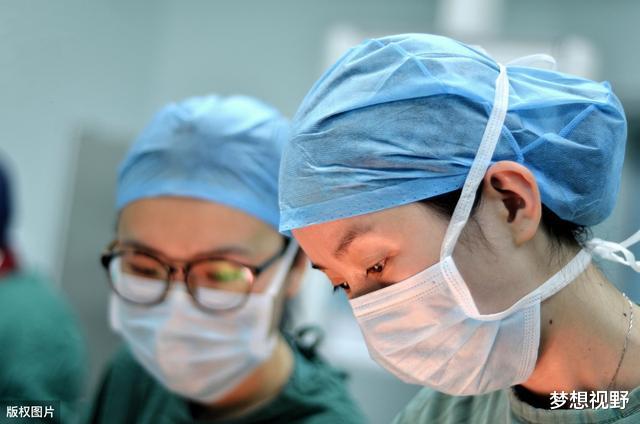 []医生与教师，哪种职业更好？两个老人的对话，无奈说出现实