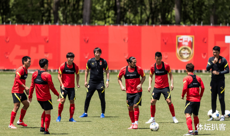 李铁▲国足最新大合照曝光！两大归化王牌站C位，43岁李铁身材抢镜！