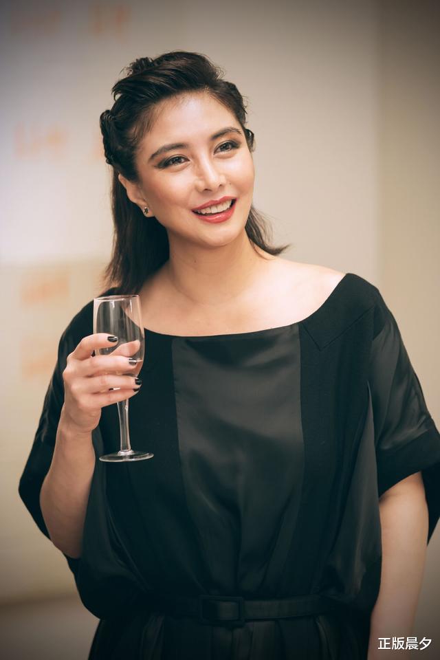 「赌王」她是赌王最宠爱的女儿，继承百亿家产，直言：梁安琪只是小四