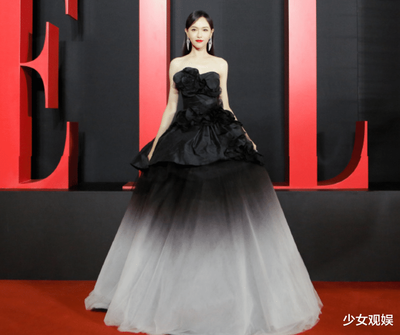 杨幂|ELLE大典合影，赵露思站边缘，乔欣蹲前排，杨幂站位厉害了