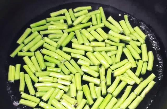 #瓜子#炒豆角时，先放油就错了！大厨教你这样做，豆角翠绿鲜香更入味