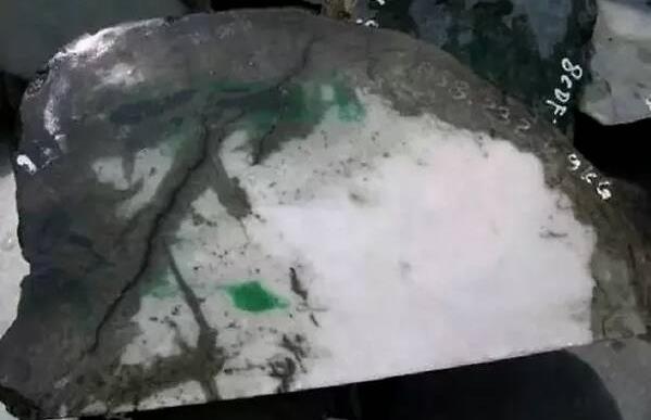 锦上添花@猫撒一泡尿, 人散一桩财一一什么是猫尿翡翠?