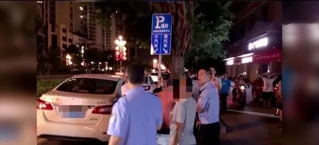 红火蚁@遇到这种小红土堆，千万别碰！广东各地都有