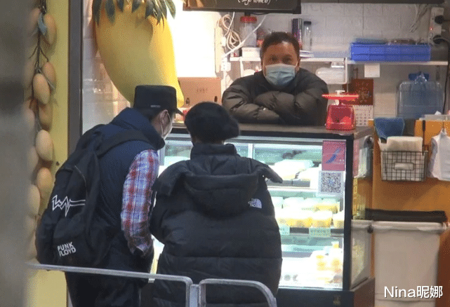 谢娜|郑秀文罕见携老公外出逛街,紧贴老公似连体婴扫货,全程腻歪老公甘心当苦力
