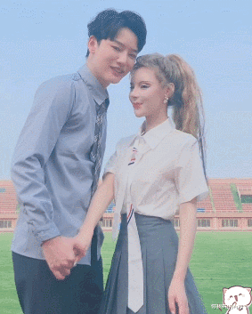 『芭比』迪丽拉终于舍弃“芭比裙”，当她“学生装”曝光后，美到让人窒息