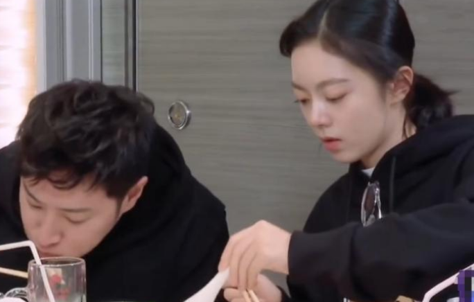 明星素颜@有种素颜叫赵今麦吃火锅，被辣到嘴唇变色，哪里还需要涂口红太自然了