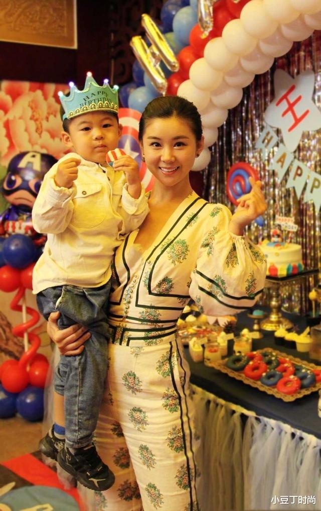 粉色|李小萌少女感无敌了,穿粉色连衣裙配高马尾甜美减龄,像20岁