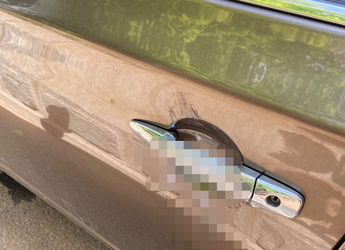 『大连』大连?女子车门把手上被涂不明液体，用手一摸黏糊糊的...车窗上还被写了三个字