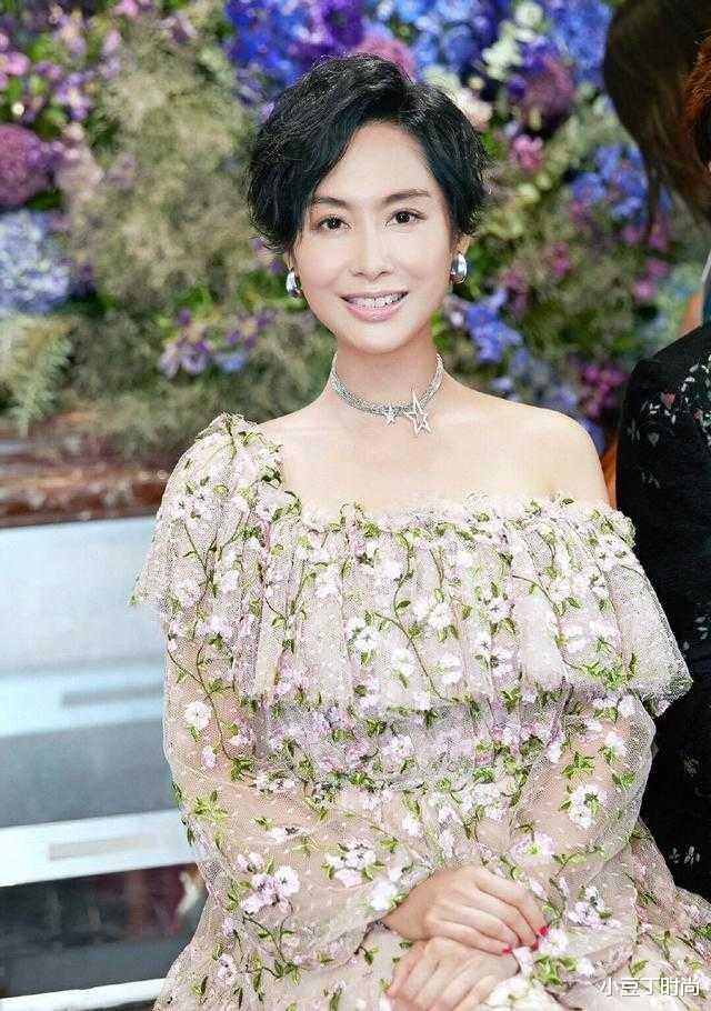 连衣裙|朱茵巴黎看秀美翻了，穿斜肩碎花连衣裙配短发，仙女气质挡不住