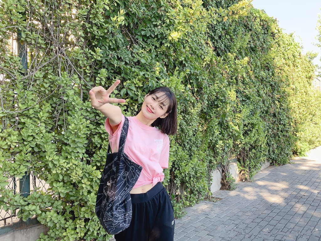 段奥娟：“减肥模板”段奥娟上线了，穿黑色小背心露蛮腰，短发少女又可爱