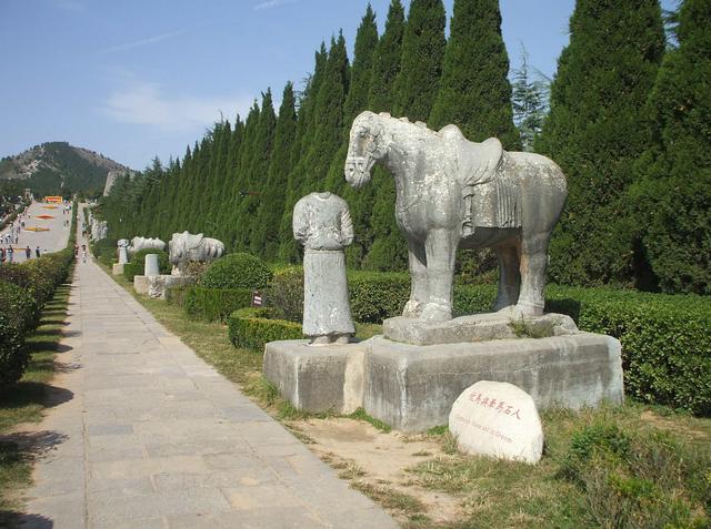 武则天|武则天墓前有61个无头石像,千百年来难以解释,被2位农民破解
