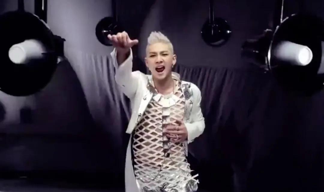 mv|这还是金希澈女友吗？！全团cos铠甲勇士，这也太尴尬了吧…