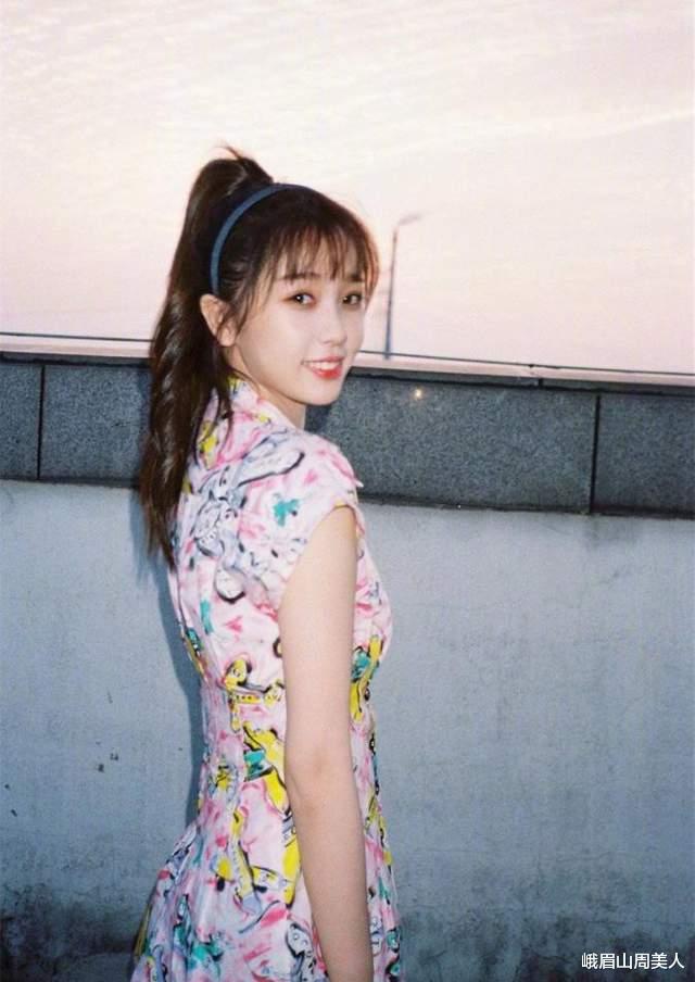 胡兵|丸子头已经不流行了，今年这几种发型是真火，简单大方显脸小