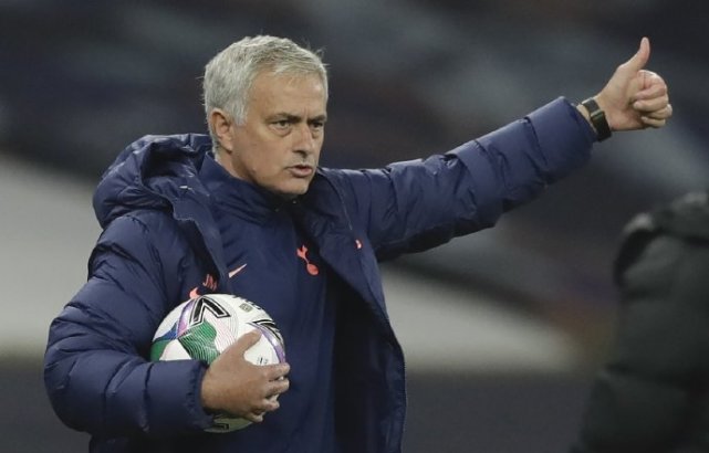 弗兰克·兰帕德|穆里尼奥主动握手言和，有谁注意到兰帕德的动作？球迷：不懂尊重