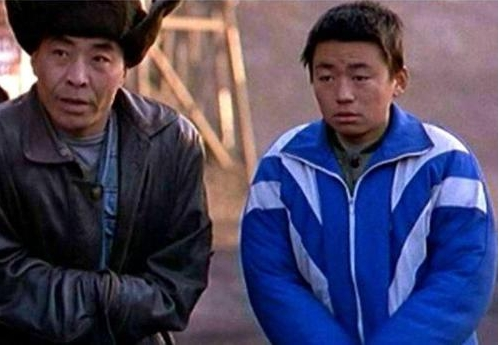 「影帝」因拍摄条件苦不堪言，演员跑了一半，随便找个群演主演却成了影帝！