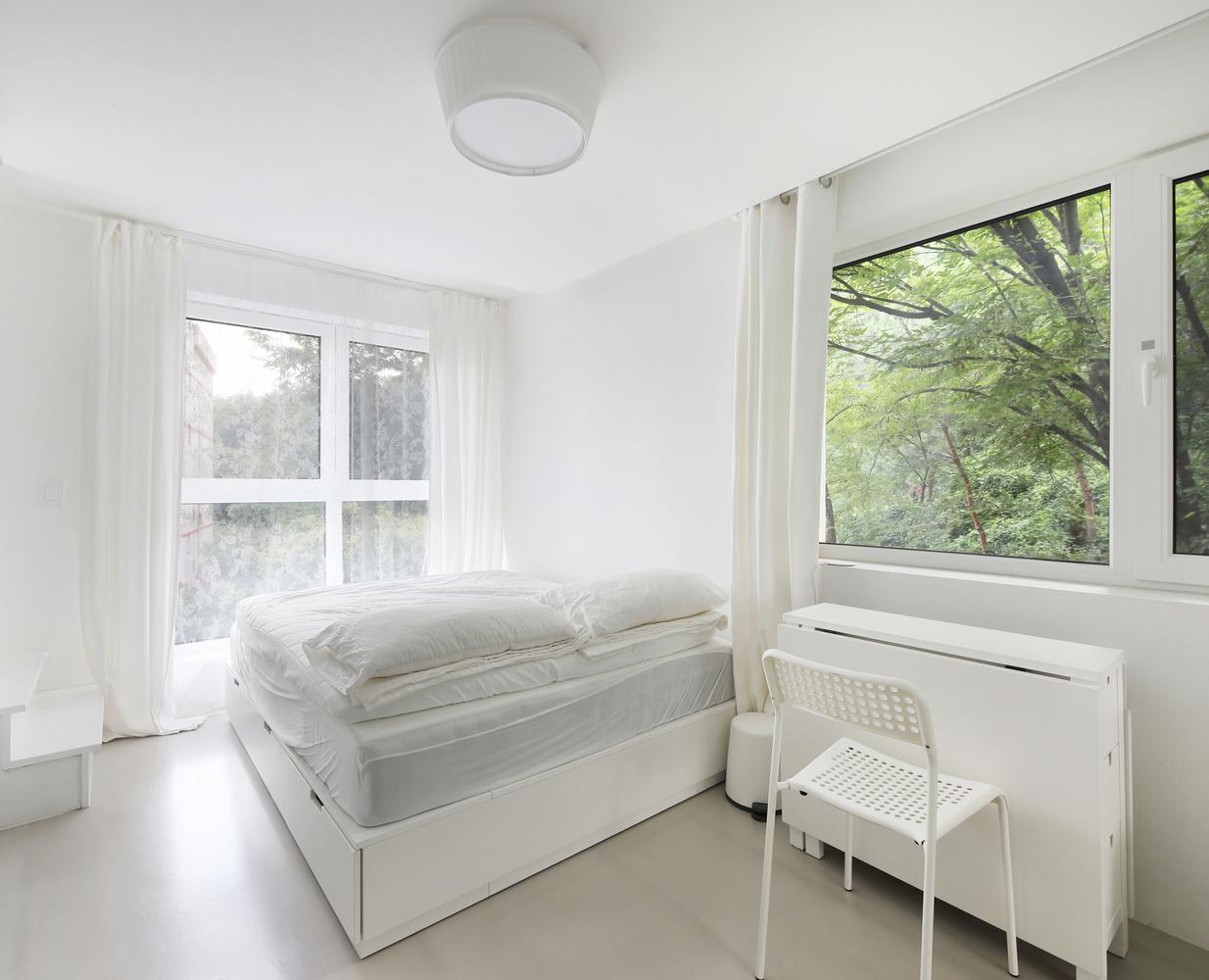 |夫妻建4层楼小房，占地只有20㎡，房子装修成全白