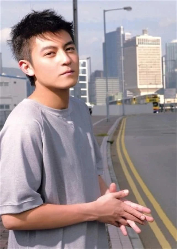 陈冠希■18岁的罗志祥,18岁的贾乃亮,18岁的谢霆锋,看到陈冠希:一眼万年!