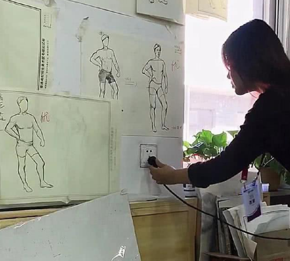 美术教室里有多少“陷阱”，插座是假的，看到最后：我没眼花吧
