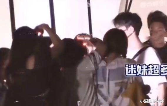 肖战|肖战深夜“悄悄开工”，出门后瞬间被围堵，太紧张眼神飘忽不定