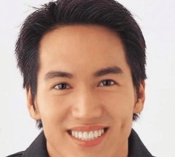 「发型」言承旭出道19年从没有换过发型，当他掀起刘海那刻，粉丝：打扰了