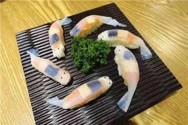 日本料理|日本料理最奇特的一道菜，生割鱼肉再扔回鱼缸，观赏鱼骨架游泳
