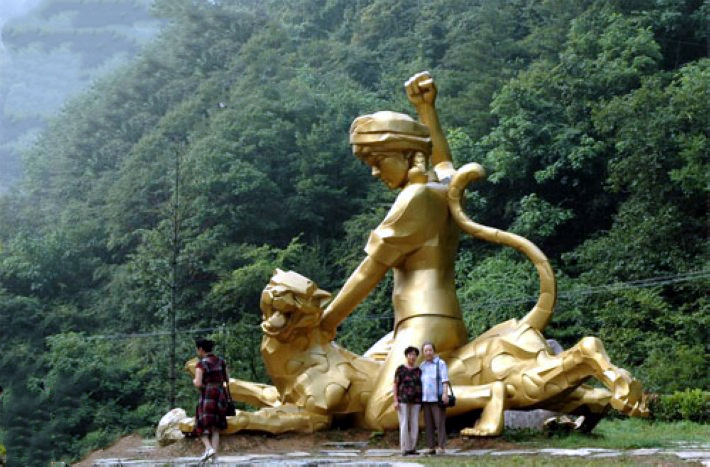 趣观历史|少女45年前为救同伴，徒手打死2米长金钱豹，最终为何抑郁而亡？