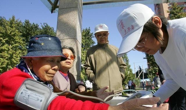 高血压|高血压：4种“升压王”请撤下饭桌，若贪吃，吃再多降压药都白费