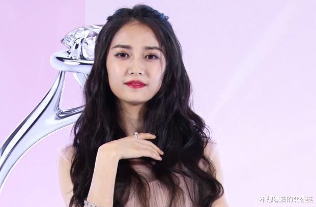 陈钰琪|80斤陈钰琪终于吃胖了，出席发布会“肉包脸”抢镜，比暴瘦时漂亮太多