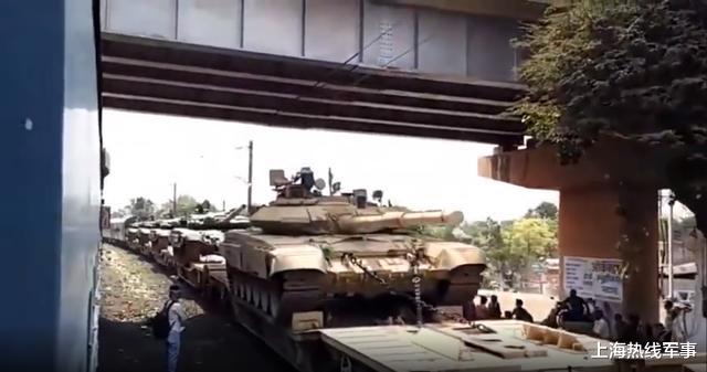 「印度」印度传出战备信号：铁路运送大量坦克，大举向边界增兵部署