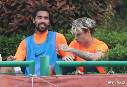 山东鲁能|李霄鹏说的大鱼还在潜水！小鱼却身穿鲁能队服前来报道了